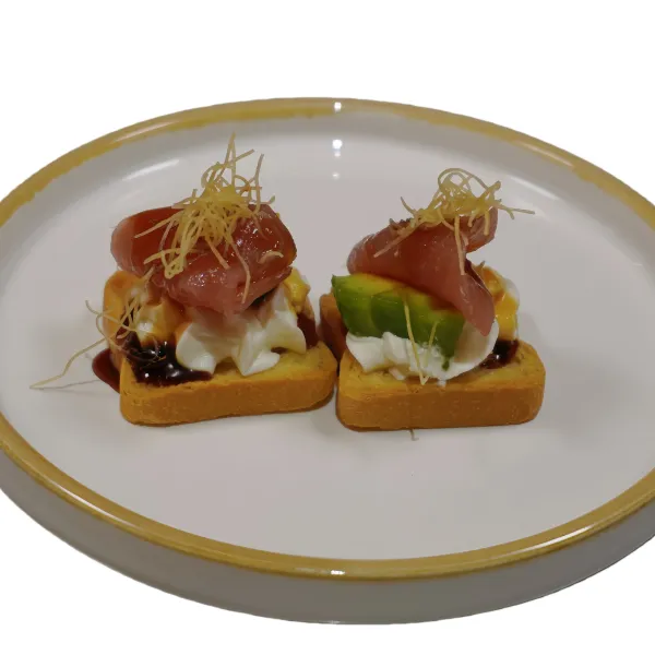 Pan tostado con Philadelphia, atún , aguacate, salsa teriyaki, pasta kataifi (2u）