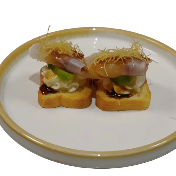 Pan tostado con Philadelphia, lubina, aguacate, salsa teriyaki, pasta kataifi (2u）
