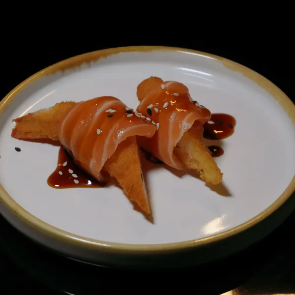 Langostinos frito, salmón, teriyaki, sésamo (2u）