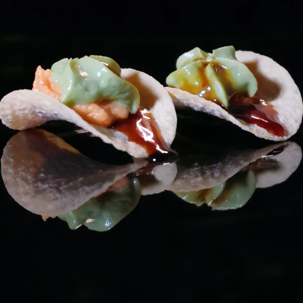 Chips salmón picante, salsa de aguacate, salsa teriyaki (2u)