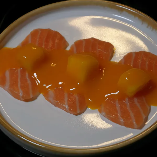 Salmón, cubos de mango, salsa de mango (3u)