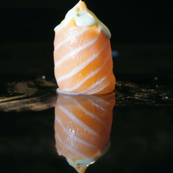 GUNKA Salmón, salmón picante, salsa de albahaca (1u)