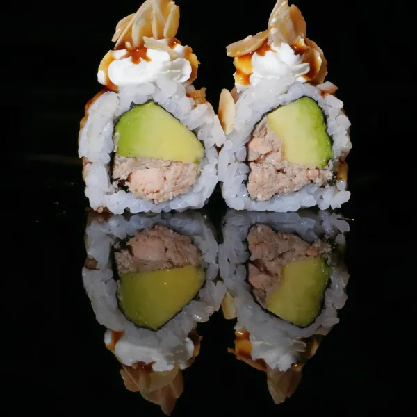 Salmón cocido, aguacate, queso Philadelphia, teriyaki, almendras (4u)