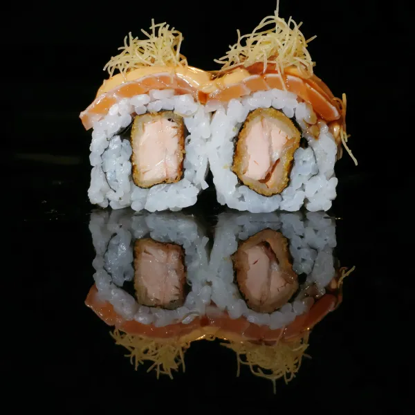 Salmón frito, salmón flambeado, mayonesa picante, teriyaki,kataifi (4u)
