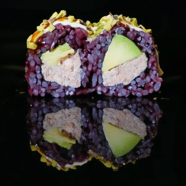Arroz venere salmón cocido, aguacate, mayonesa, teriyaki, pistacho (4u)