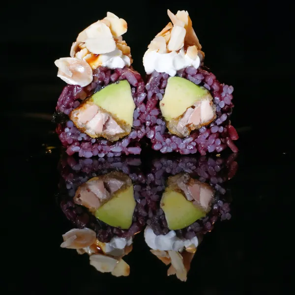 Arroz venere salmón frito,Philadelphia, almendras  (4u)