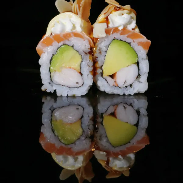 Langostinos cocido, aguacate,salmón flambeado, Philadelphia, almendras (4u)