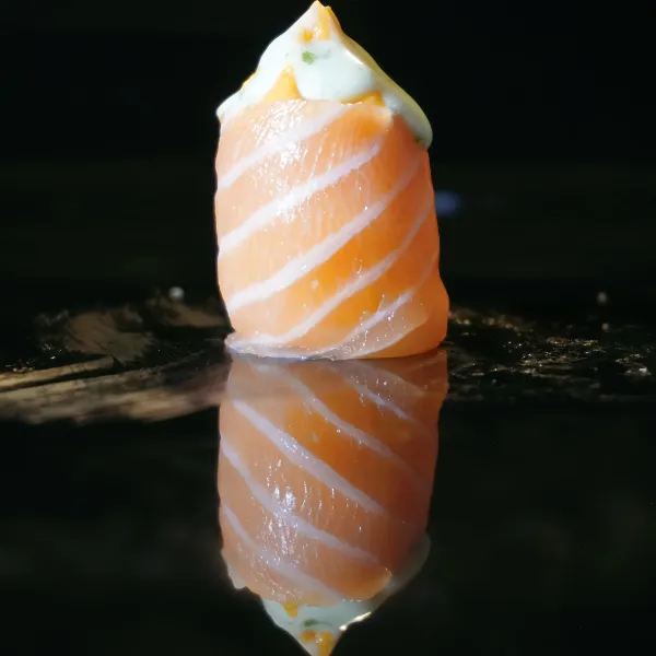 GUNKA Salmón, atún picante, salsa de albahaca (1u)