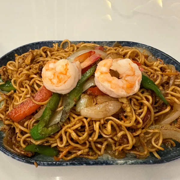 Yakisoba con langostinos